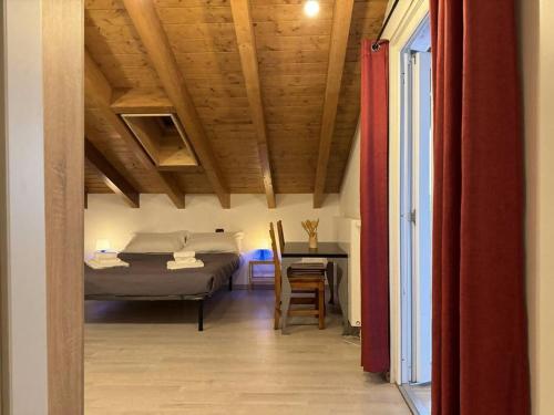 een slaapkamer met een bed en een tafel in een kamer bij Comfort Room 1 Dogana Svizzera in San Fermo della Battaglia