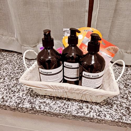 three bottles in a basket on a counter at Galbanera turismo in Albavilla