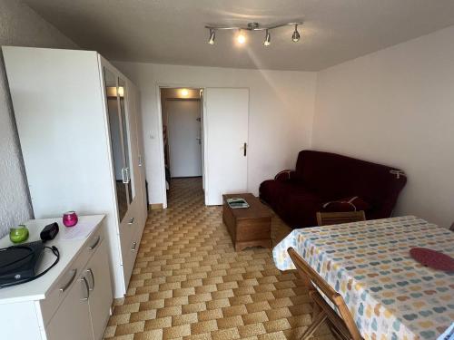 une petite pièce avec un lit et un canapé dans l'établissement JULES VERNE Agréable studio cabine Mt St Martin proche port Cap d'Agde, au Cap d'Agde