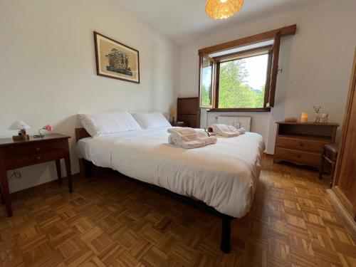 een slaapkamer met een groot bed en een raam bij Menz campiglio in Madonna di Campiglio
