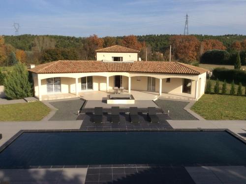 uma villa com piscina em frente a uma casa em Agréable studio 3 au calme absolu a Cabries 13480 em Cabriès