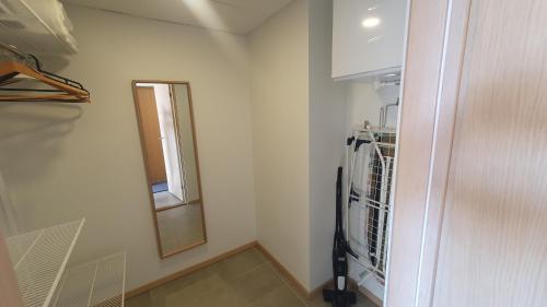uma lavandaria com um espelho e um suporte para cabides em Heli apartment em Talin
