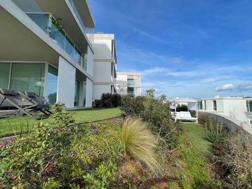 una casa grande con un patio con plantas y un patio en Holiday Rentals at Camiral Golf & Wellness en Caldes de Malavella