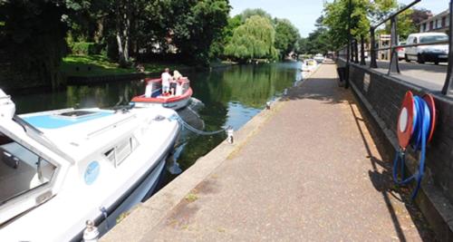 Φωτογραφία από το άλμπουμ του 1st Floor Riverview Duplex Flat With Parking στο Νόργουιτς