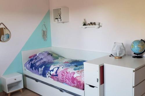 - une chambre avec un lit doté d'un couvre-lit coloré dans l'établissement Maison Provençale avec piscine, à Coudoux