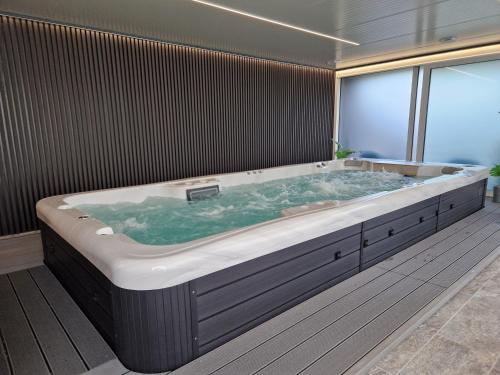bañera grande en una habitación con en 47 Heaven Luxury House en Radovljica