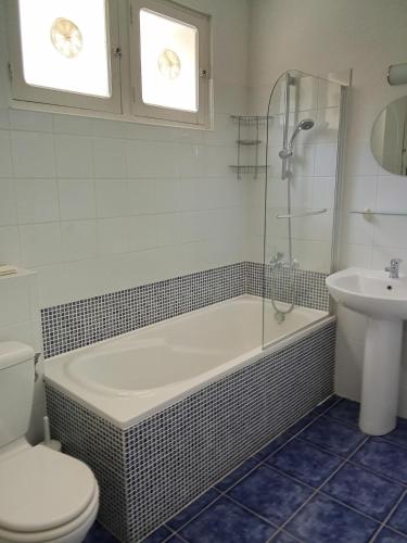 une salle de bain avec une baignoire, des toilettes et un lavabo dans l'établissement La Treille, à Montagnac