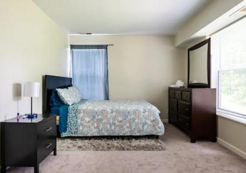 Two Bedroom Apartment in Norwood tesisinde bir odada yatak veya yataklar