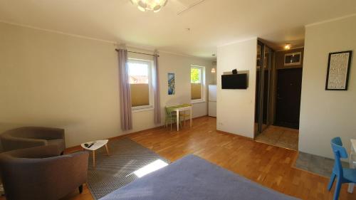 uma sala de estar com um sofá e uma televisão em Apartment in Kalamaja em Taline