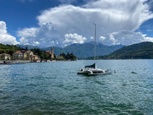 ein Boot im Wasser auf einem See in der Unterkunft Life is Good - Front Lake Apartment in Villa in Tremezzo