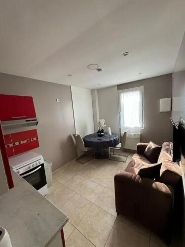 un salon avec un canapé et une table dans l'établissement Appartement moderne à Villiers-le-Bel 35 m² accès Wifi gratuit, à Villiers-le-Bel