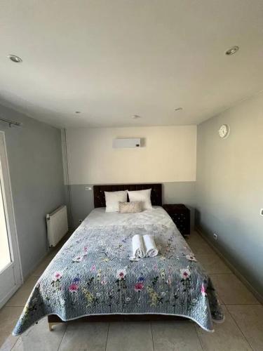 une chambre avec un lit avec deux serviettes dessus dans l'établissement Appartement moderne à Villiers-le-Bel 35 m² accès Wifi gratuit, à Villiers-le-Bel