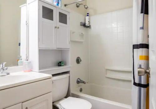 y baño con aseo, lavabo y ducha. en Two Bedroom Apartment in Norwood en Norwood