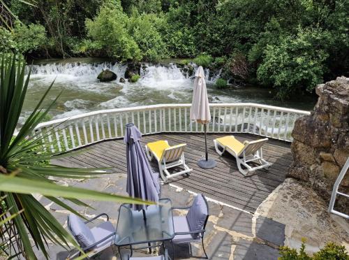 leżak z leżakami i parasol obok rzeki w obiekcie Dream corner by waterfalls, 20 min to Oporto w mieście Parada