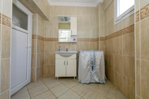 ein Badezimmer mit Waschbecken und Spiegel in der Unterkunft Kavak Garden in Fethiye