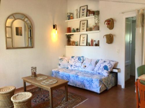uma sala de estar com um sofá e uma mesa em La sauvagine em Saintes-Maries-de-la-Mer