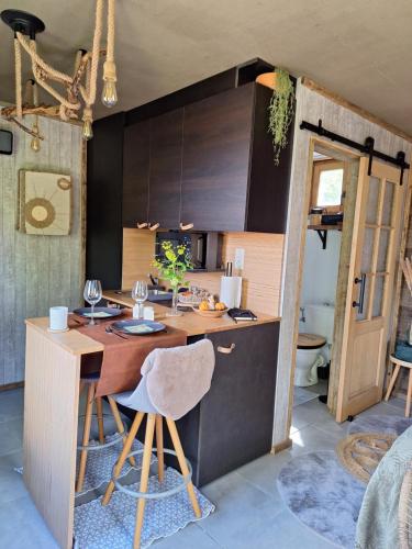 une cuisine avec un comptoir et une table avec des chaises dans l'établissement temps 1solite, à Andenne