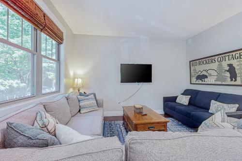 un soggiorno con due divani e una TV di Red Rockers Cottage a Black Mountain