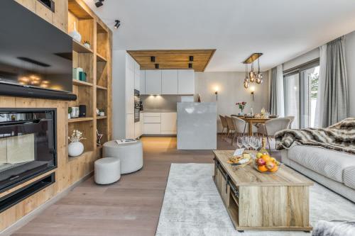 un salon avec un canapé et une table dans l'établissement Kristal, à Megève