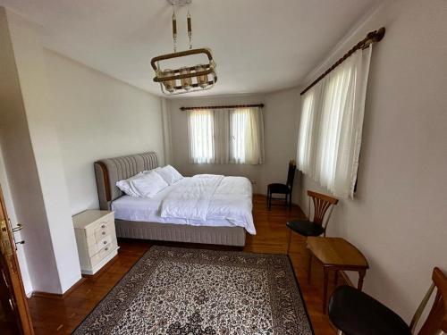 チャイェリにあるBeyaz Koskのベッドルーム1室(ベッド1台、テーブル、椅子付)