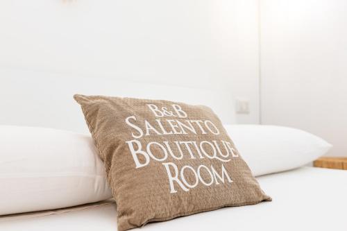 a pillow that says best saarinen boutique room at Salento Boutique Room B&B in Sant'Isidoro
