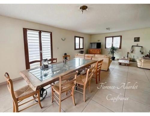 une salle à manger avec une grande table et des chaises dans l'établissement Villa de Saint-Offenge, à Lachat