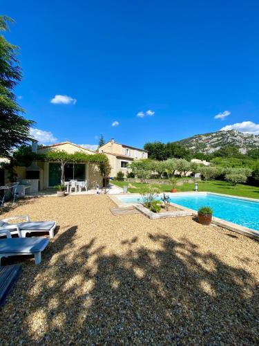 une villa avec piscine et une maison dans l'établissement La petite maison avec piscine face au Luberon, à Robion