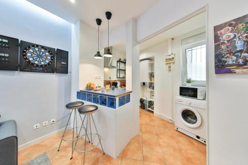 une cuisine avec un bar et une laveuse et une sécheuse dans l'établissement Arkade - gaming room proche gare - jeux, à Mulhouse