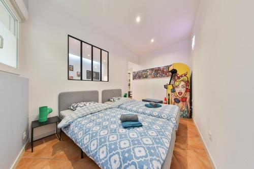- une chambre avec un lit et un skateboard dans l'établissement Arkade - gaming room proche gare - jeux, à Mulhouse