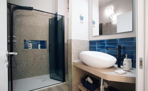 un baño con lavabo y ducha en MONTEROSSO GARDEN House PLUS, en Monterosso al Mare