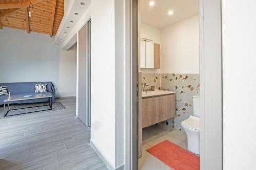 a bathroom with a toilet and a sink at Avras experience in Faraí