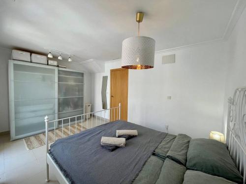 Un dormitorio con una cama con dos almohadas encima. en Casa Ralphie, en Santa Pola