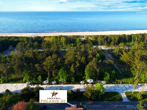 an aerial view of a hotel parking lot and the beach at Hotel Polaris III in Świnoujście
