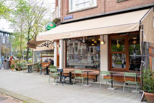 um restaurante com mesas e cadeiras num passeio em Aadam Hotel Wilhelmina em Amsterdã