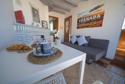 salon ze stołem i kanapą w obiekcie Atico Jimena Granada en el centro de Nerja w mieście Nerja