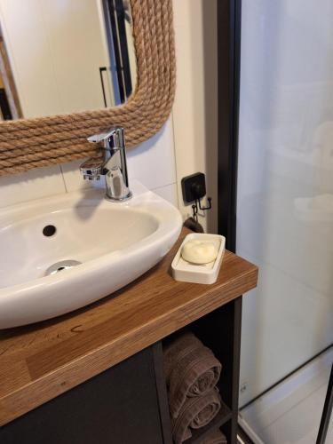 een badkamer met een wastafel en een spiegel bij temps 1solite in Andenne