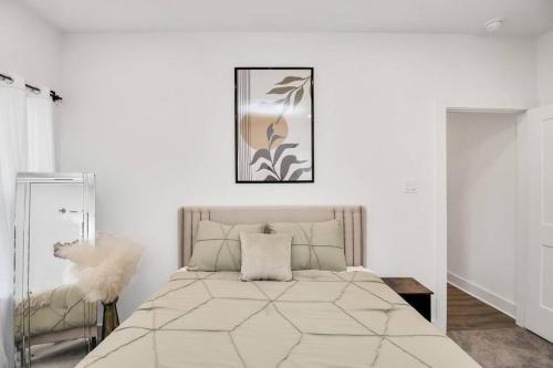 a white bedroom with a large bed in it at Stylish 4 Beds - Min to Downtown With Backyard in Houston