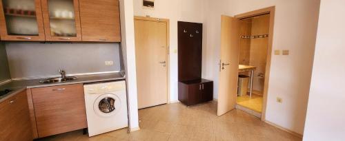 ツァレヴォにあるАпартамент Стела в к-с Реджина Мареのキッチン(洗濯機付)