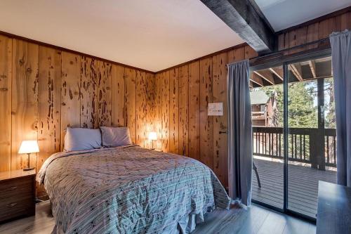 1 dormitorio con cama y ventana grande en Snowflake Chalet, en Stateline
