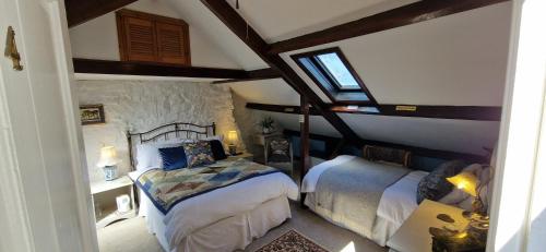 um quarto com 2 camas num sótão em Belvedere House em Middleton in Teesdale