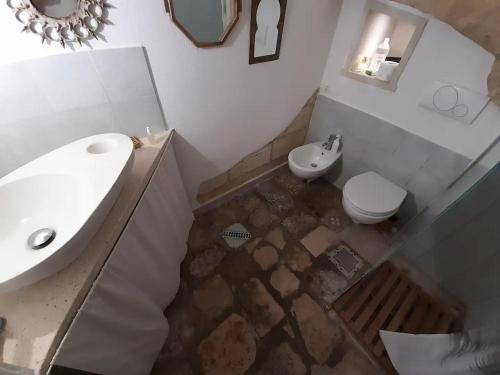 a bathroom with a sink and a toilet at L'angolo Fiorito in Ugento