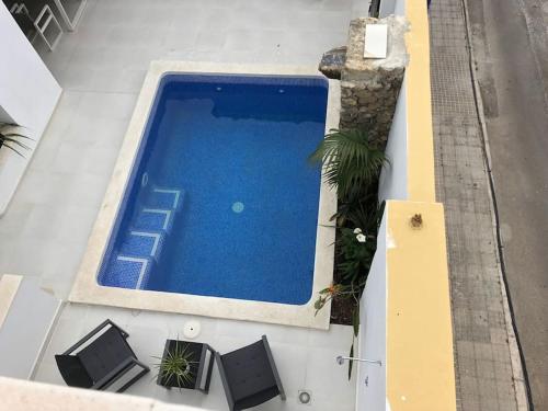 Una vista aérea de una piscina en un edificio. en TRIANA_Villa in Palma city with private pool - ETV/10914, en Palma de Mallorca
