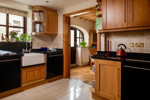 Η κουζίνα ή μικρή κουζίνα στο Trysor Holiday Cottage, Cardigan Bay with sea views