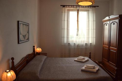 a bedroom with a bed with two towels on it at Agriturismo Le Case di San Vivaldo in Montaione