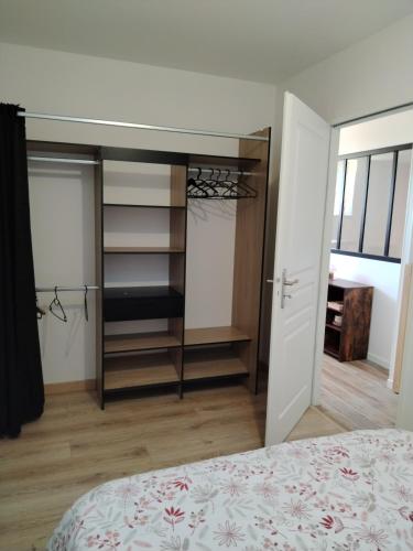 - une chambre avec un lit et un placard dans l'établissement Le havre de Paix Appartement T2, à Mazères