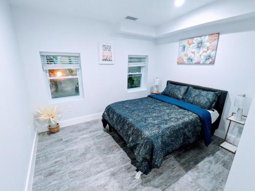 a bedroom with a bed and two windows at Luxurious 3 Bedroom Apt with a beautiful balcony in Washington