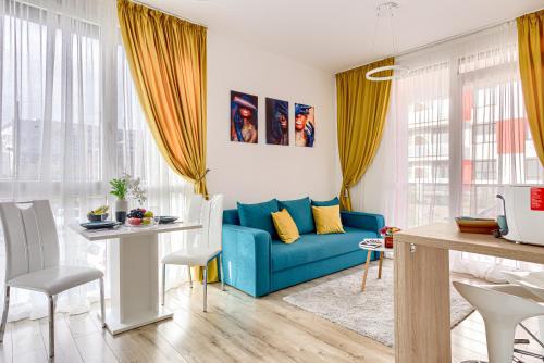 Χώρος καθιστικού στο ARI Azure Apartment with Balcony