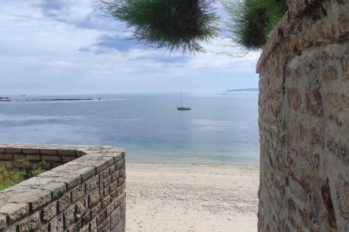 un voilier dans l'eau avec un mur dans l'établissement Chez Louisette Centre ville et plages à pied!, à Concarneau