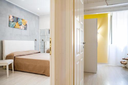 1 dormitorio pequeño con 1 cama en una habitación en Casa Bruno, en Porto Santo Stefano