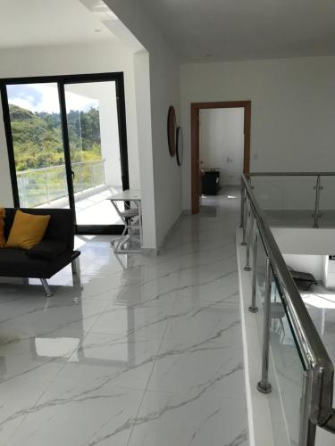 un salon avec un sol en marbre blanc et un canapé dans l'établissement VILLA FLORENCE HOYO CACAO, à Las Terrenas